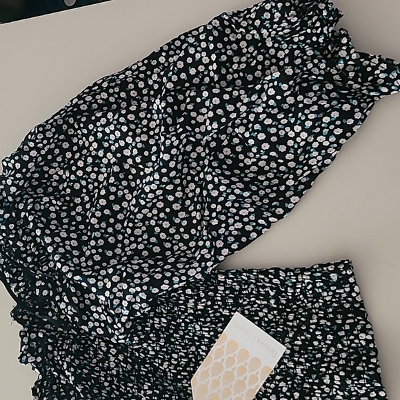 Beyond Words size M, floral blouse top - Picture 2 of 5